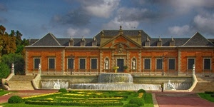 fontana, villa, acqua, abbaini, giardino, statue, verde, nuvole, finestre, alberi, cielo, tetto, scalinate, scale, fiori, palazzo, aiuola, vasi, aiuole