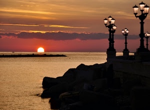mare, lampioni, sole, nuvole, tramonto, acqua, cielo, scogli, controluce, luci, alba, rosso, orizzonte, scogliera