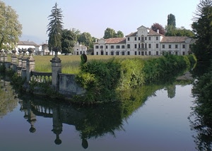 alberi, acqua, finestre, villa, verde, riflesso, riflessi, fiume, canale, balaustra, piante, prato, colonne, parapetto, porte, cielo, lago, siepe, casa, recinzione, palazzo, giardino, case, azzurro