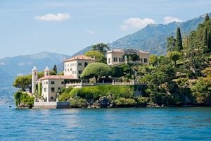 alberi, lago, acqua, cielo, montagne, case, ville, azzurro, nuvole, finestre, verde, giardini, torri, villa, piante, colline, borgo