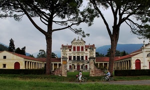 alberi, cancello, villa, finestre, biciclette, cielo, persone, verde, colonne, portici, statue, pini, palazzo, porte, due, rami, erba, bici, tetto, archi, nuvole, bicicletta, ciclisti, edificio