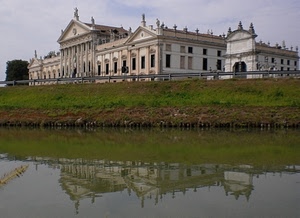 finestre, villa, palazzo, acqua, riflesso, statue, erba, fiume, canale, colonne, cielo, verde, edificio, triangoli, bandiere, riva, guardrail, nuvole, riflessi