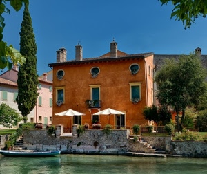 barca, acqua, comignoli, finestre, ombrelloni, alberi, fiume, scale, casa, case, verde, cielo, porte, azzurro, piante, gradini, scala, palazzo, scalini