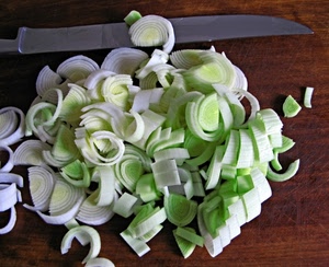 coltello, bianco, verde, cipolla, lama, cucina, legno, tagliere, fette, verdura, ortaggi, cibo, acciaio, porri, rondelle, fettine, cipolle