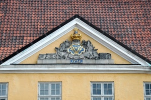 finestre, tetto, stemma, corona, croce, triangolo, tegole, oro, data, casa, numeri, palazzo, vetro, giallo, frontone, edificio, timpano