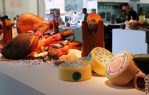 cibo, formaggi, formaggio, prosciutti, prosciutto, forme, ristorante, tavolo, esposizione, fiera