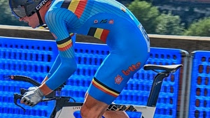ciclista, bicicletta, sport, tuta, manubrio, azzurro, sellino, casco, blu, ciclismo, transenne, bici, nero, rosso, verde, sella, giallo