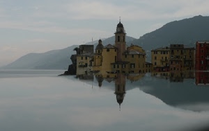 campanile, riflesso, acqua, mare, chiesa, case, montagne, borgo, cielo, riflessi