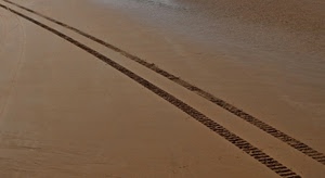 sabbia, impronte, diagonale, orme, deserto, tracce, due, spiaggia, ruote, parallele, linee, bagnasciuga, marrone, acqua, strisce, righe
