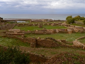 mare, cielo, rovine, ruderi, nuvole, verde, erba, antichità, alberi, arbusti, cespugli, pietre, archeologia, panorama, paesaggio