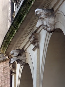 archi, mascheroni, nasi, palazzo, naso, cornicione, occhi, capitelli, mostri
