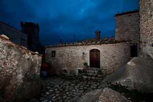torre, nuvole, porta, casa, pietre, muri, notturno, comignolo, case, cielo, pietra, scala, notte, portone, gradini, finestra, scalini, finestre, vicolo, borgo, vasi