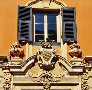 stemma, corona, finestra, vasi, vetri, persiane, fregi, muro, giallo, imposte, ante, portale, decorazioni, sculture, riflessi, finestre, barocco