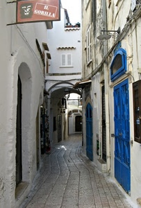 vicolo, porte, finestre, insegna, azzurro, archi, arco, via, bianco, case, strada, scorcio, lampione, tegole, blu, passaggio, portoni, selciato
