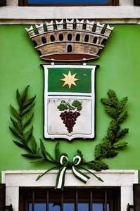 stemma, corona, verde, grappolo, uva, stella, alloro, bianco, finestra, fiocco, nastro, oro, inferriata