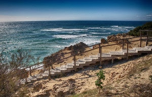 mare, onde, sabbia, azzurro, cielo, scalini, spiaggia, scale, acqua, gradini, scalinata, alberi, cespugli, orizzonte, staccionata, bianco, panorama, ringhiera