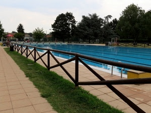 alberi, piscina, acqua, erba, verde, staccionata, corsie, azzurro, legno, cielo, scaletta, piastrelle, pavimento, nuvole, steccato, ombrellone