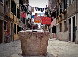 pozzo, panni, finestre, porte, strada, rosso, palazzi, case, fili, via, biancheria, venezia, marmo, stesi, vicolo, pietra, lastricato, appesi, cielo, calle, bucato, vasi