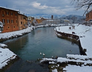 neve, fiume, acqua, case, inverno, nuvole, cielo, campanile, oche, finestre, montagne, bianco, anatre, scorcio, paese