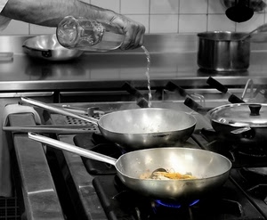 bottiglia, cucina, padelle, pentole, fornelli, braccio, cibo, gas, olio, fornello, bianconero, cucinare