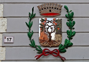 stemma, corona, numero, fiocco, rosso, verde, albero, diciassette, alloro, nastro, foglie, radici, grigio, muro, righe, rami