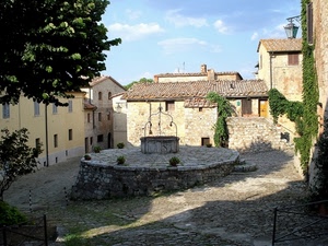 pozzo, case, finestre, tetti, piazza, lampione, borgo, piante, rampicante, verde, cielo, pietra, albero, paese, piazzetta, scorcio, azzurro, tegole, edera