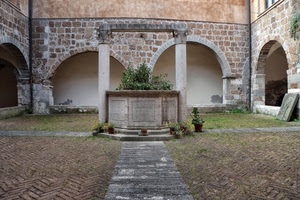 pozzo, archi, piante, colonne, chiostro, vasi, pietre, cortile, verde, capitelli, mattoni, muri, pavimentazione