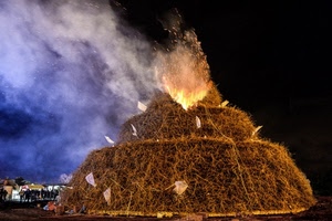fuoco, fumo, falò, notte, fiamme, nero, pira, legna, catasta, faville, paglia, scintille