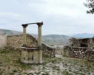 pozzo, colonne, pietre, muri, erba, colline, verde, nuvole, cielo, panorama, montagne, muro, foglie, ruderi, mura, monti, sassi