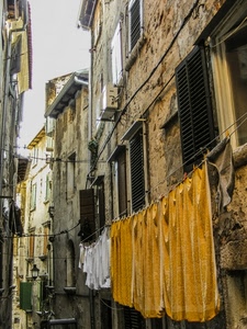 finestre, panni, giallo, vicolo, bucato, case, bianco, persiane, stesi, via, lampione, fili, cielo, lampioni, condizionatore, cavi