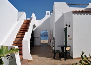 sedie, bianco, arco, scala, cielo, piante, tavolino, porta, azzurro, tavolo, mare, case, gradini, scalini, casa, scale, porte, lampada, lampione