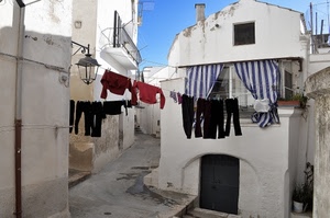 panni, tende, bianco, lampione, bucato, vicolo, case, paese, porta, cielo, balcone, nero, rosso, strada, stesi, ringhiera, righe, balconi