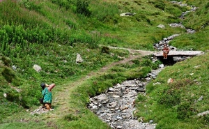 verde, torrente, ponte, erba, sentiero, sassi, montagna, fotografo, seduto, persone, piante, prato, pietre, ruscello, campagna, due, ponticello