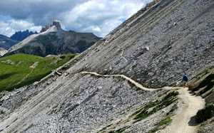 nuvole, cielo, sentiero, montagna, verde, montagne, persona, erba, strada, prati, pietre, rocce, roccia, vette, sassi, dolomiti