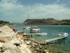 barche, rocce, acqua, cielo, nuvole, molo, mare, alberi, pietre, pontile, azzurro, lago, scogli, bianco, porto, massi, insenatura, moli