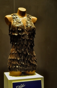 manichino, busto, abito, marrone, vestito, vetrina, bianco, piedistallo, cubo, scritta, esposizione, negozio, scollato, giallo, strisce