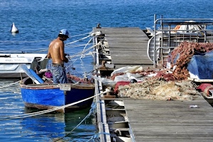 pescatore, pontile, reti, barca, mare, boa, azzurro, cime, acqua, corde, blu, barche, molo, pesca, rosso, uomo, bianco, rete, riflessi, berretto, legno, remi