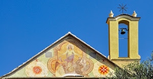 campanile, vela, chiesa, campana, triangolo, affresco, cielo, azzurro, verde, timpano, tetto, dipinto, giallo, rami