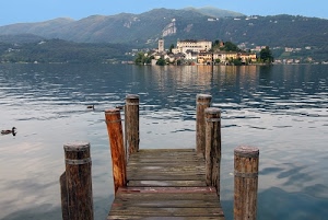 isola, lago, montagne, pontile, acqua, legno, anatre, pali, campanile, borgo, case, cielo, papera, montagna, chiesa, molo
