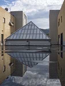 nuvole, finestre, acqua, riflesso, cielo, piramide, triangolo, riflessi, antenne, vetro, palazzi, case, serrande, rettangoli, porte, edifici, muri