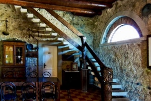 sedie, scala, tavolo, finestra, porta, gradini, arco, travi, interno, scale, legno, mobili, ringhiera, pavimento, luce