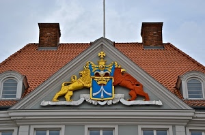 stemma, tetto, abbaini, triangolo, finestre, leoni, tegole, oro, comignoli, corona, cielo, rosso, azzurro, cornicione, camini, leone, due, timpano