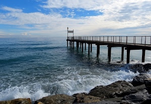 nuvole, mare, onde, scogli, pontile, cielo, bianco, pali, azzurro, schiuma, cartello, orizzonte, acqua, parapetto, scogliera, molo