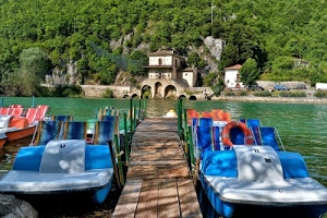 lago, alberi, verde, pontile, acqua, pedalò, case, archi, azzurro, legno, salvagente, molo, villa, natanti, rosso, ciambella, sdraio, barche, bosco
