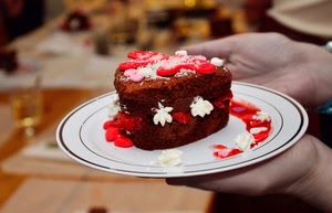 piatto, dolce, cibo, torta, cioccolato, rosso, mani, marrone, fetta, cuori, zucchero, bianco