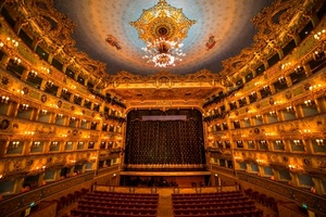 teatro, lampadario, palchi, palcoscenico, luci, poltrone, interno, sipario, palco, platea, sedie, tenda, oro