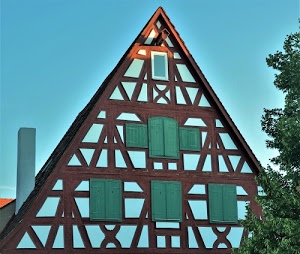finestre, albero, triangolo, casa, comignolo, tetto, cielo, legno, geometria, verdi, foglie, marrone, azzurro, imposte, geometrie, camino, verde, bianco, persiane