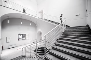 ringhiera, scala, gradini, bianconero, scale, uomo, arco, bianco, lampadari, scalinata, lampade, nero, scendere, scalini, persona