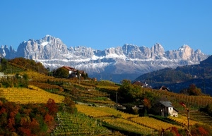 montagne, alberi, neve, cielo, panorama, case, autunno, rocce, azzurro, colline, filari, giallo, vigneti, rosso, alpi, verde, bianco, agricoltura, viti, campi, paesaggio, montagna