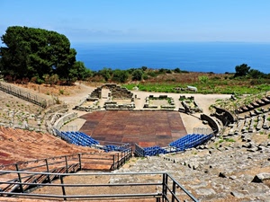 mare, alberi, teatro, azzurro, cielo, arena, anfiteatro, panorama, piante, verde, ruderi, gradinate, gradini, scalini, ringhiera, ringhiere, pietre, seggiolini, greco, blu, sedie, sedili, rovine